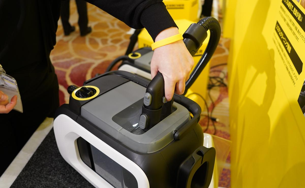 洗えない”を洗える。ケルヒャーで、ソファや車のシートをスッキリさせ 