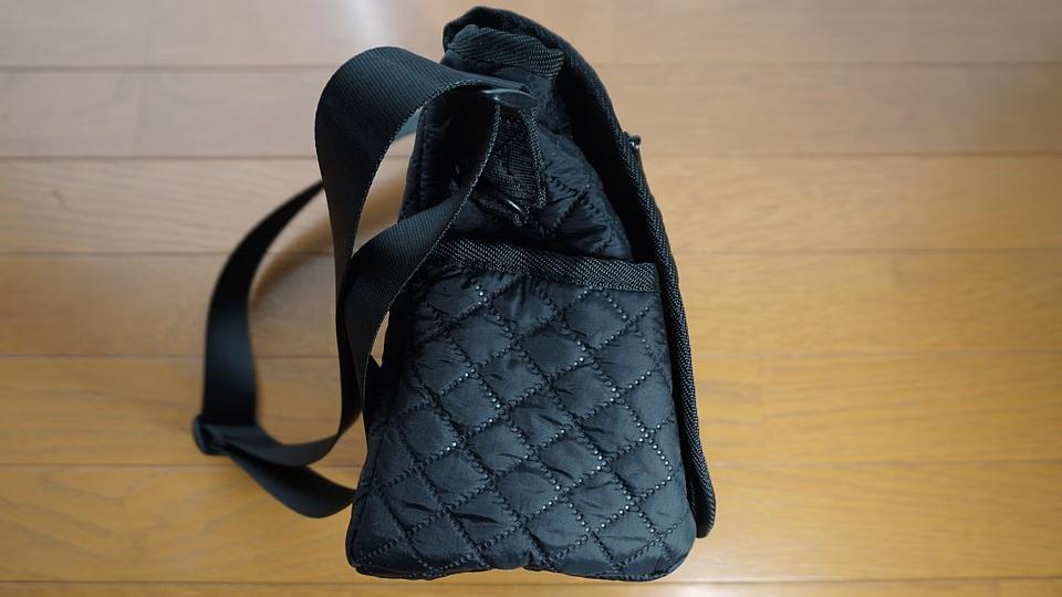 キルティング生地を採用したスタイリッシュなメッセンジャーバッグが