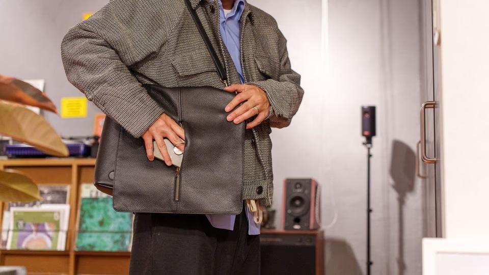 手にした瞬間、違いがわかるバッグがこちら。“撥水レザー×抗菌裏地