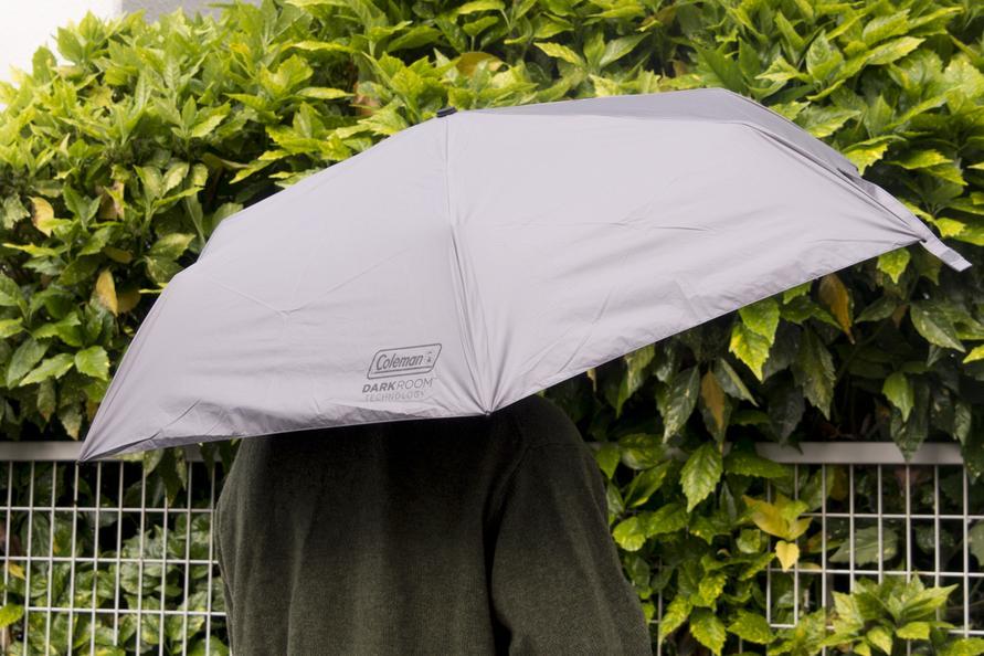 ローソン×コールマンの「晴雨兼用折りたたみ傘」。3,000円で買えてこの