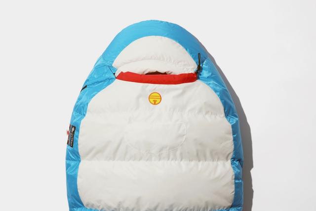 寝ればドラえもんになれるNANGAの寝袋。おなかのポケットも再現