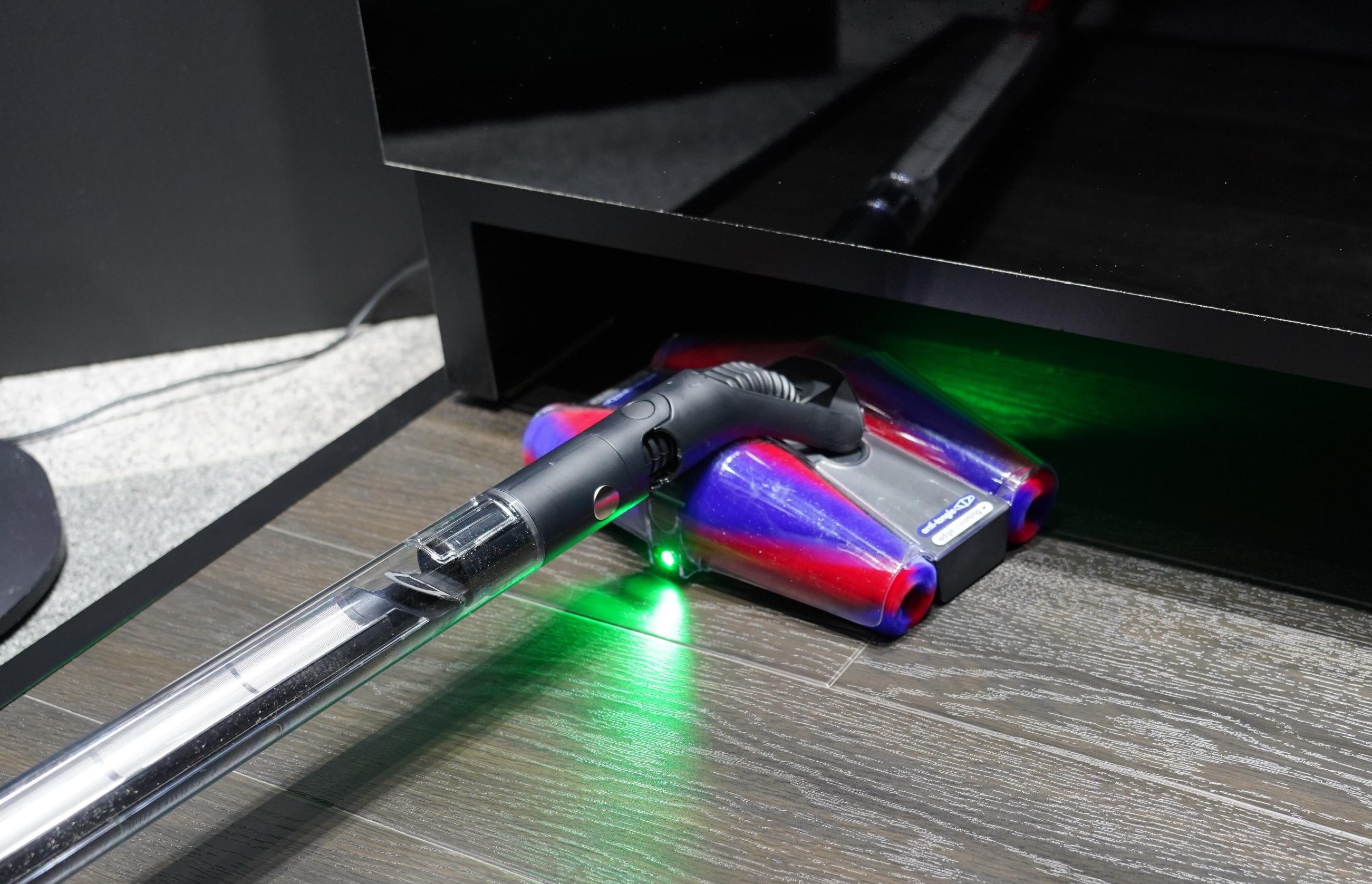ダイソンの新作掃除機、まるで「ゴミを吸える魔法の杖」 | ギズモード