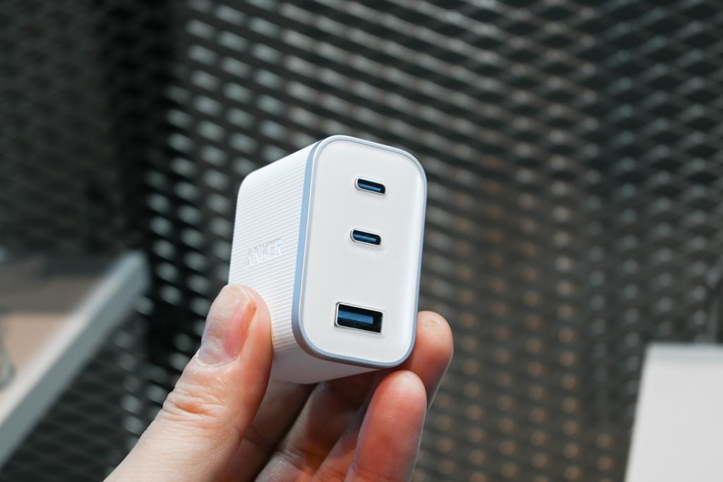 USB充電器を「ひとつまみ」サイズに。70Wでこの小ささ、刺激的
