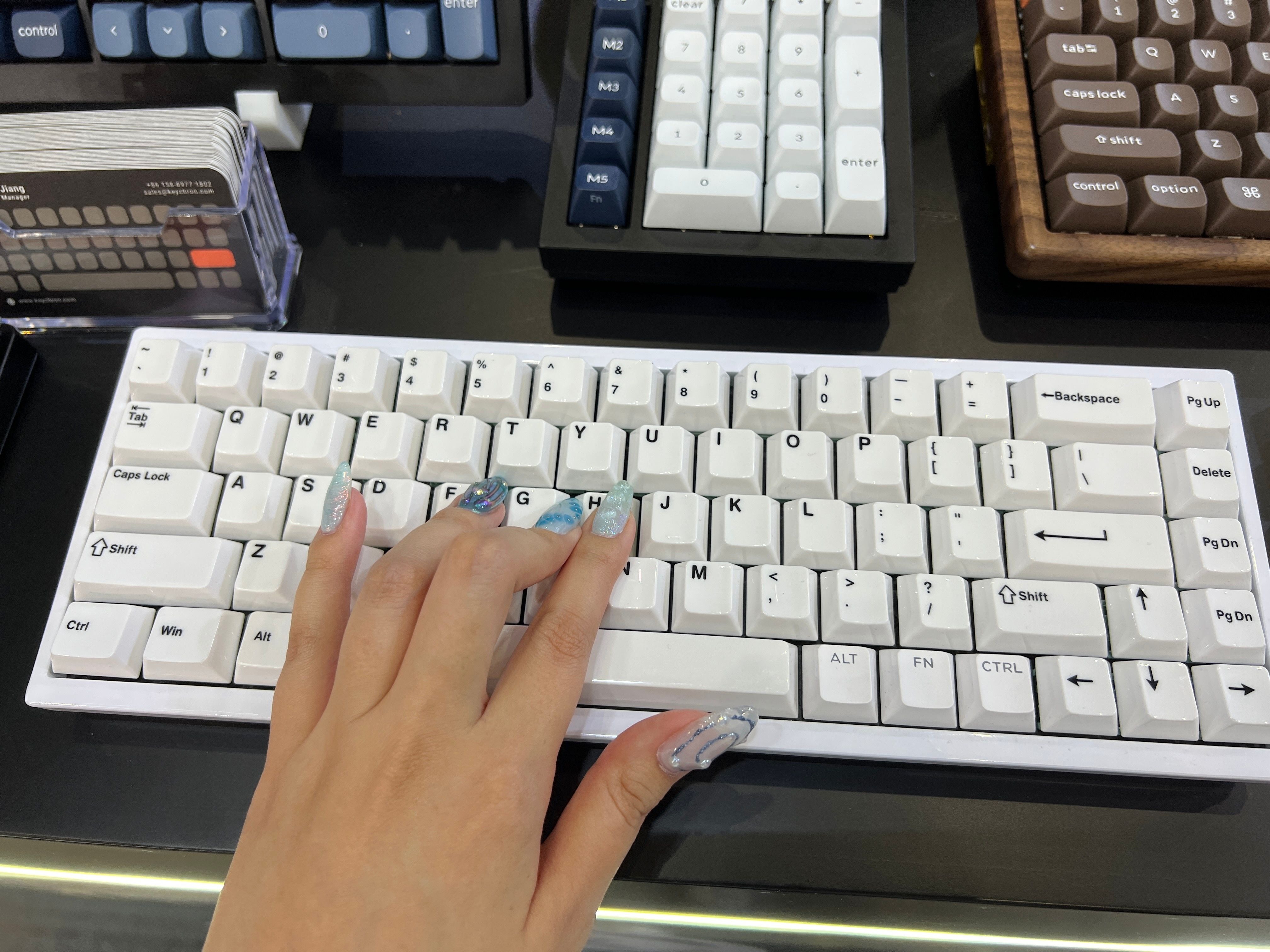 タップでPC操作やタイピングも可能な“未来すぎる”ブレスレット