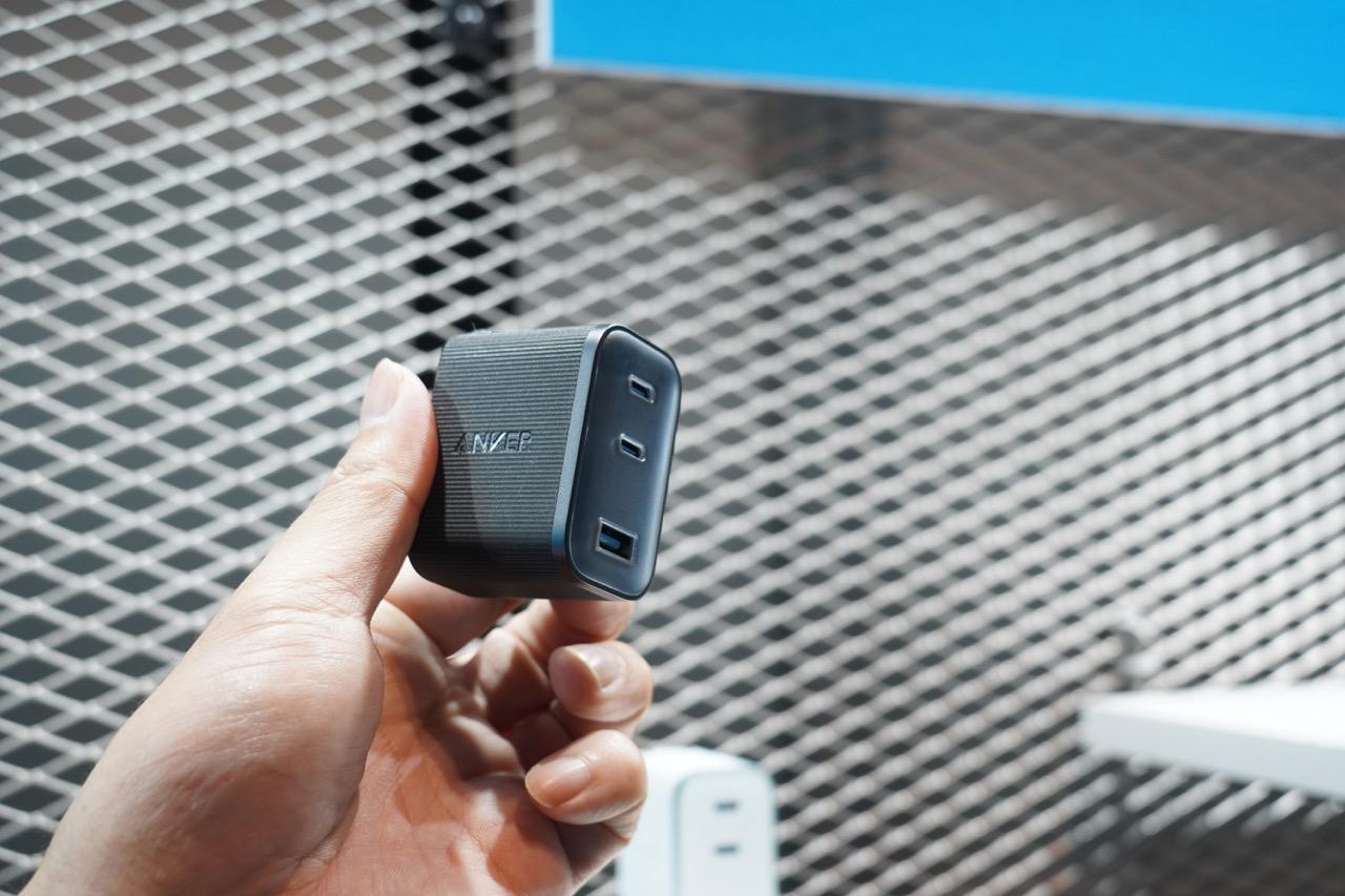USB充電器を「ひとつまみ」サイズに。70Wでこの小ささ、刺激的