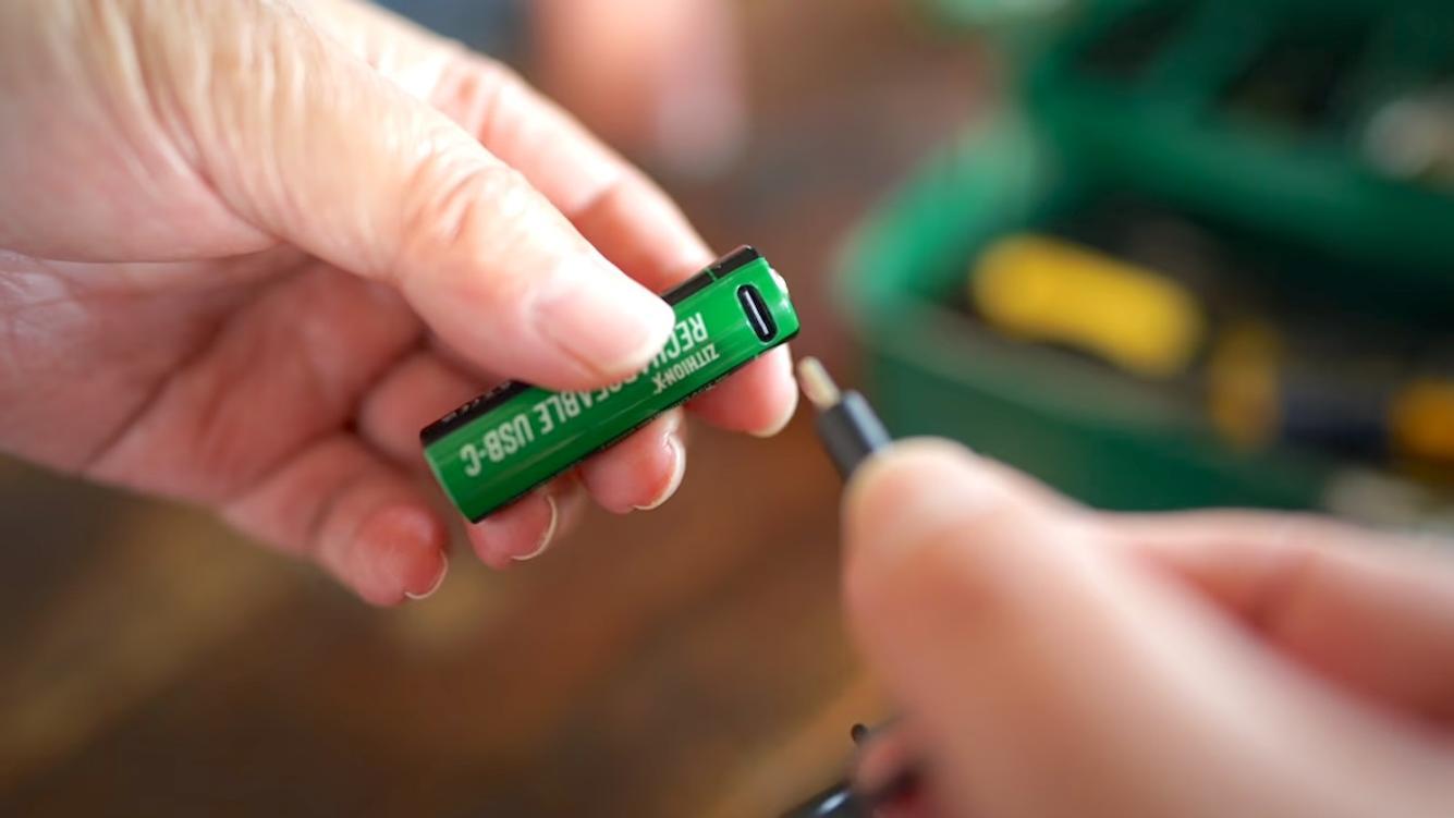 いちいち電池買い直すのやめました。USBで直接充電できるコレが
