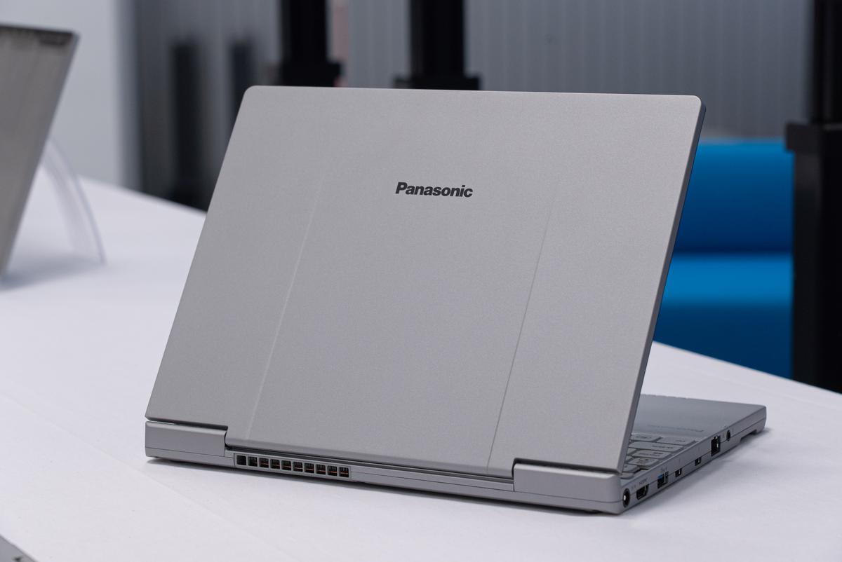 949g、指3本で持てちゃう“無重力モバイルPC”。それが「レッツノート SC 