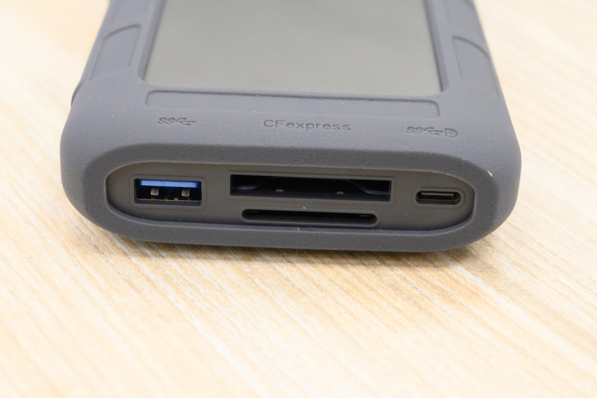 クラウドのその次へ。わずか306gのポータブルなNASがデータ管理の常識