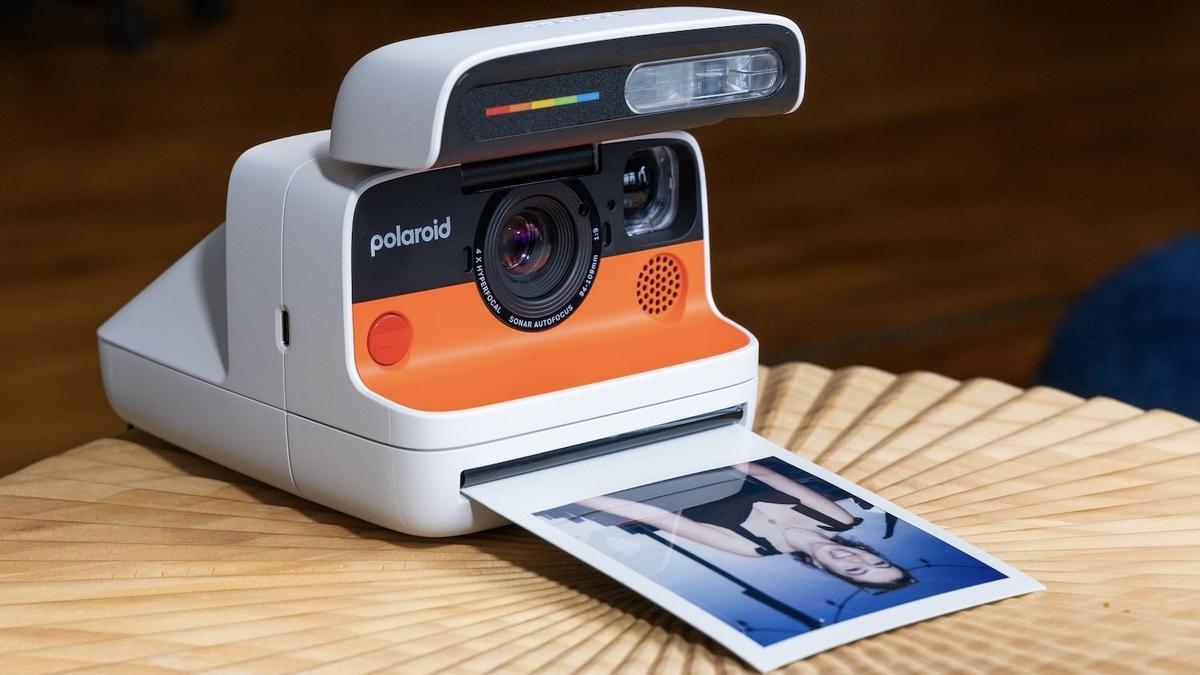 4レンズ搭載だから焦点距離広め。新型ポラロイドで遊び倒そう 