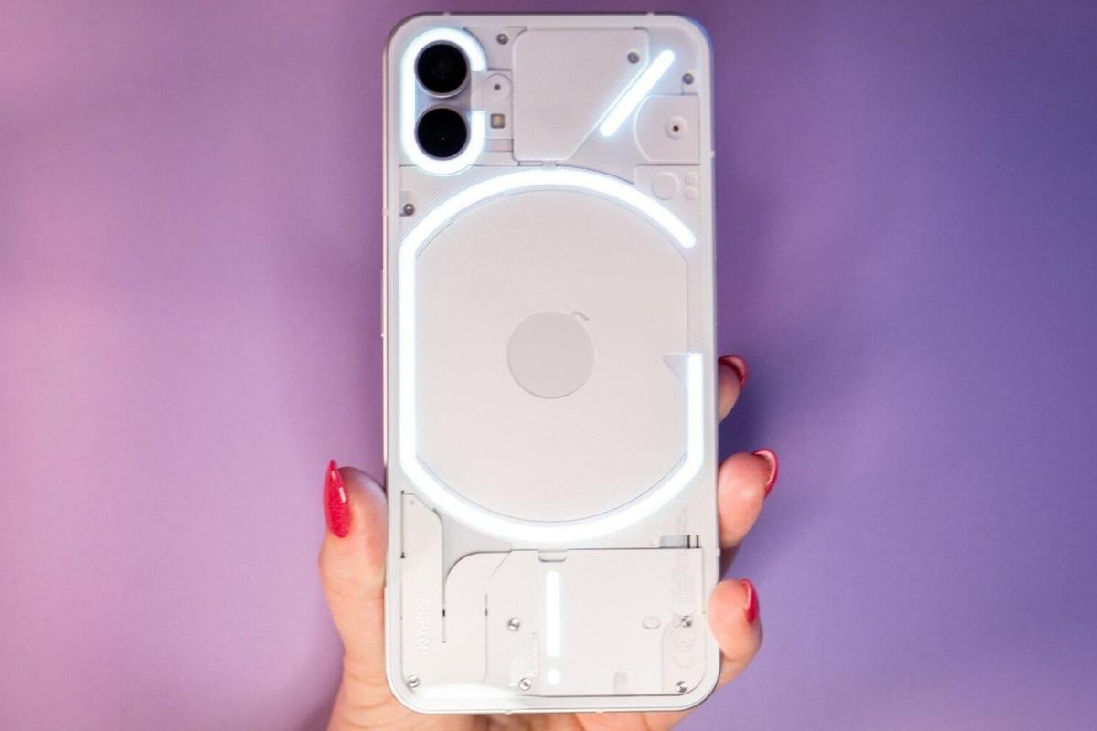 Nothing Phoneを象徴する「光る背面」、新モデルで廃止されることに | ギズモード・ジャパン