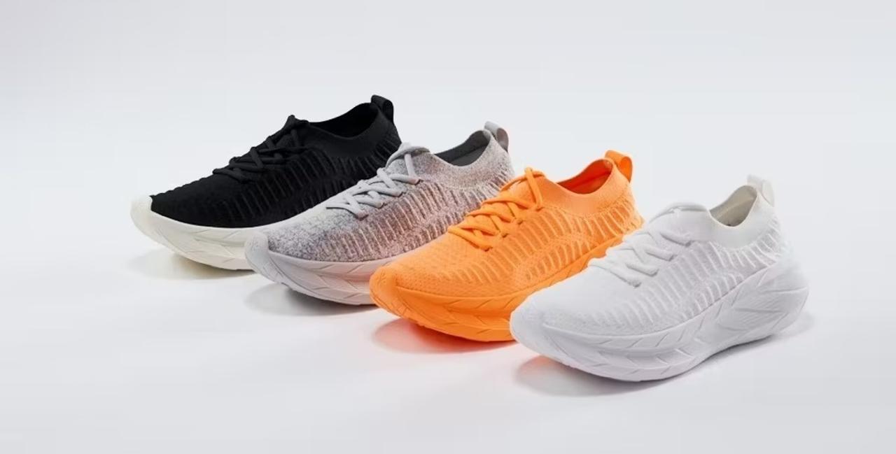 「え、本当に厚底?」と二度見する軽さ。この“浮遊感”スニーカー、歩くのがエンタメになるぞ