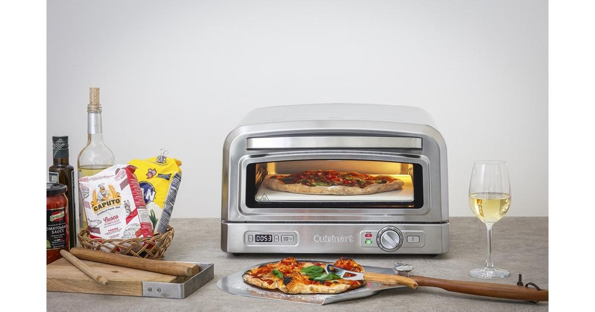 まるで石窯のようなピザが焼ける専用オーブン。ピザを取り出す｢あの棒 