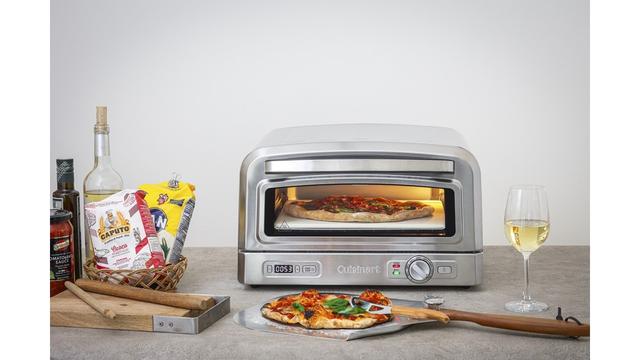 まるで石窯のようなピザが焼ける専用オーブン。ピザを取り出す｢あの棒 