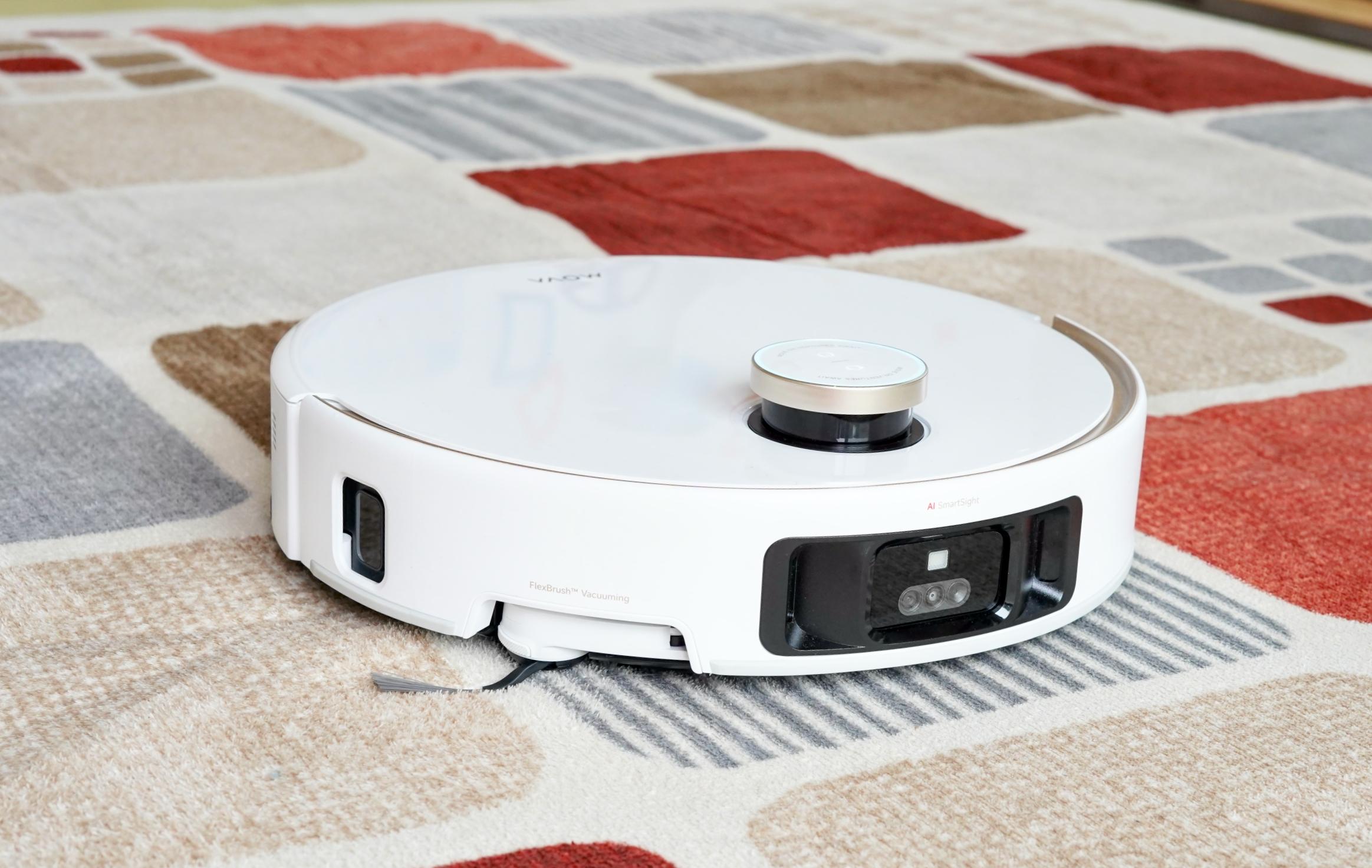 吾輩は足があるロボット掃除機。類稀なるパフォーマンスを披露するぞ