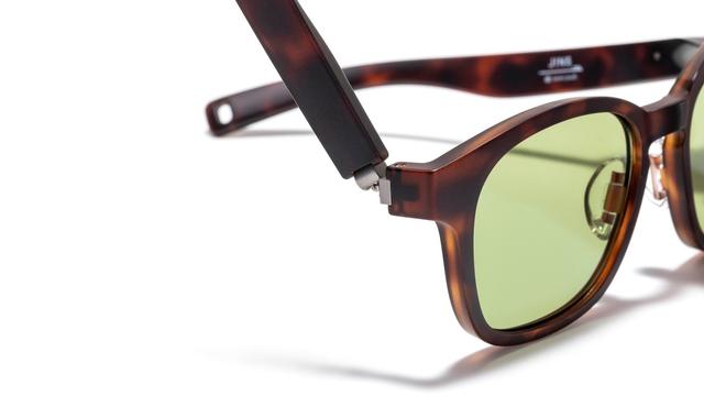 ヒンジが自由自在。スノーピークのコラボサングラスがよりアウトドアに