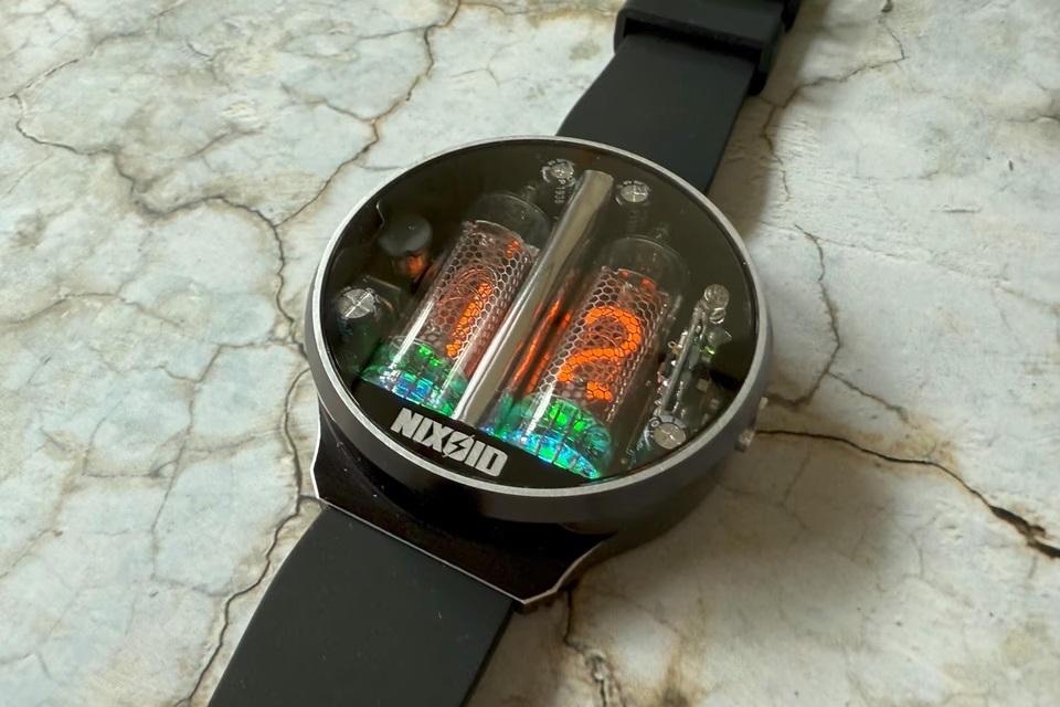 なにそれ!?｣って言われたい人向け。ニキシー管が光る腕時計が想像以上