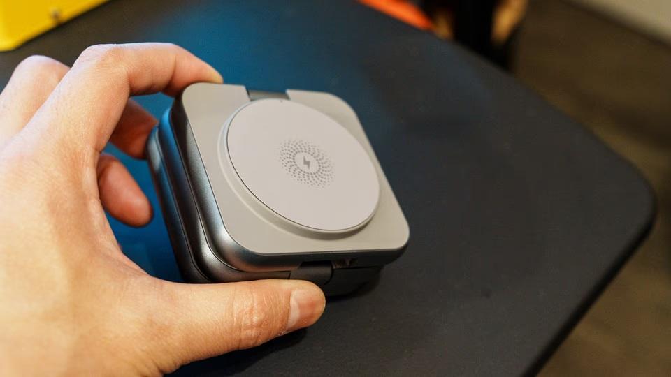 ワイヤレス充電を完結させる。薄くて軽い、3台同時充電可能な