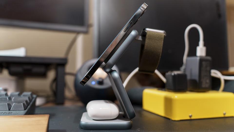 ワイヤレス充電を完結させる。薄くて軽い、3台同時充電可能な