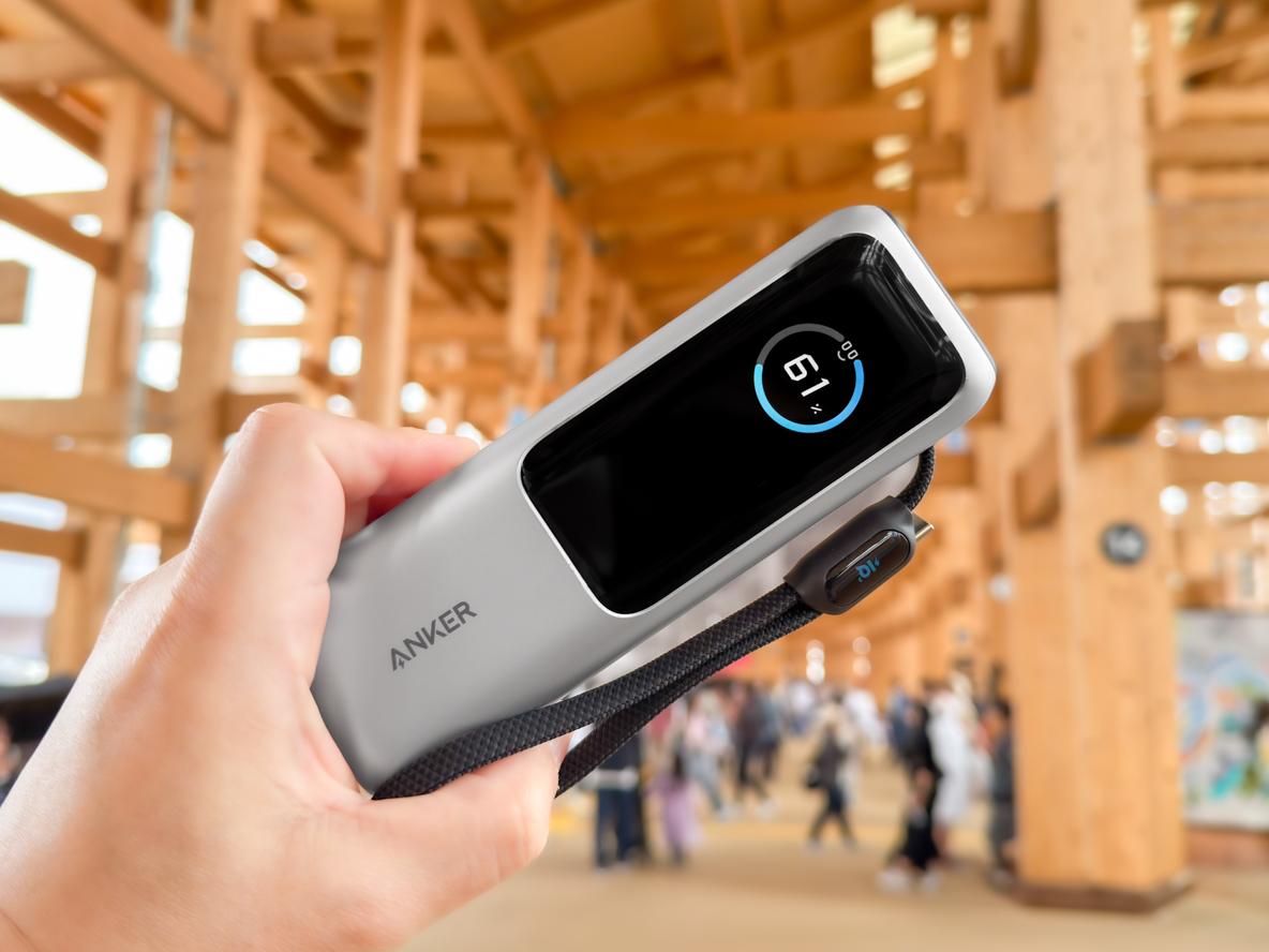 盲点なし。Ankerのモバ充は4台同時に充電できて、ケーブルが2本も付属