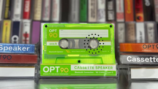 見た目はカセットテープ。正体はBuluetoothスピーカー
