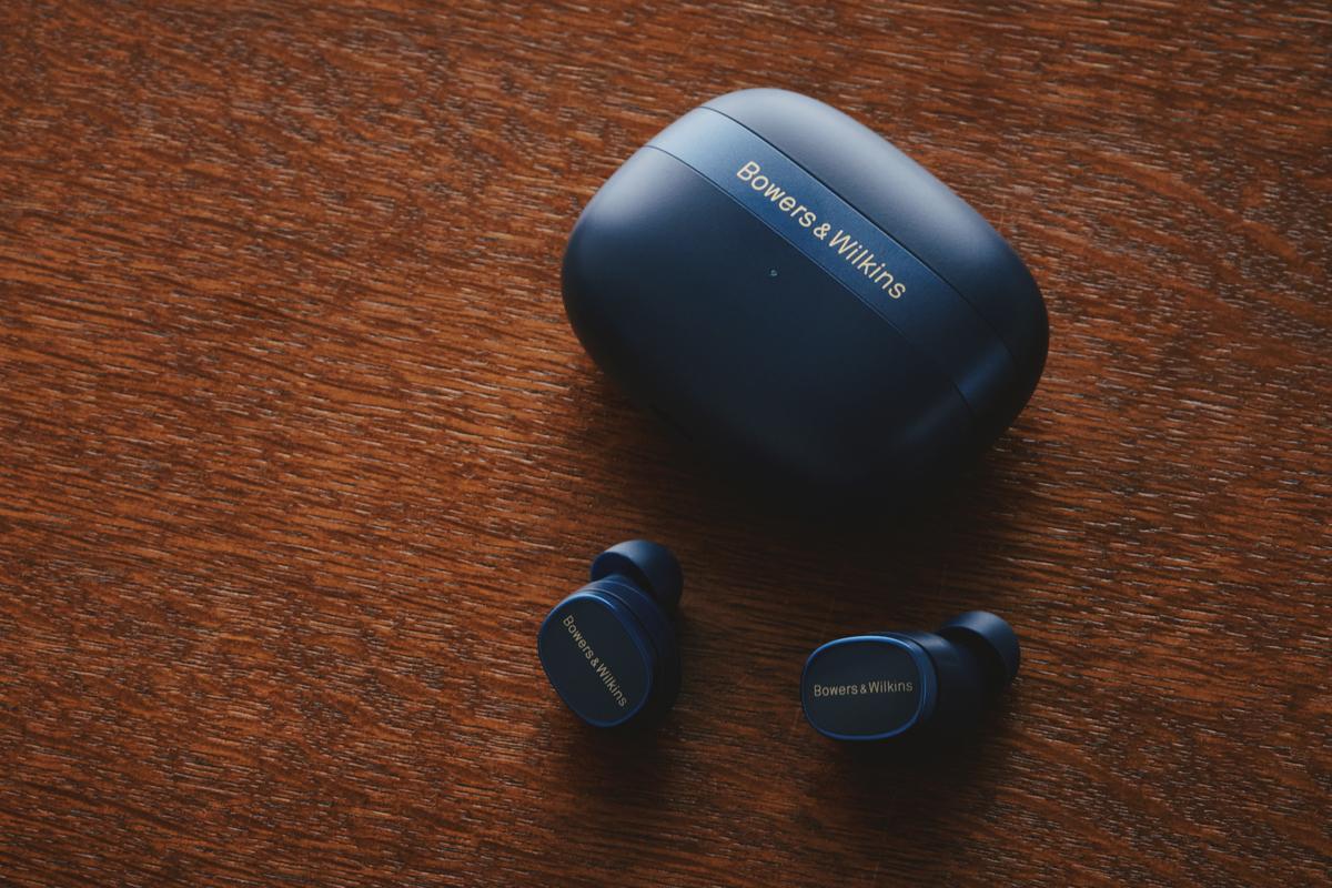 Bowers & Wilkins ワイヤレスイヤホン ネイビー B&W新プレミアムイヤフォン「Pi8/Pi6」。ヘッドフォンの振動板