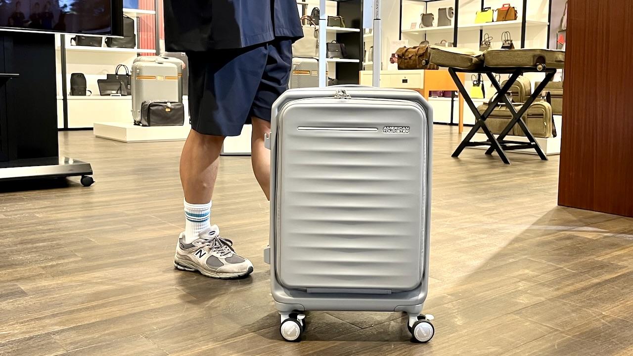 サコッシュやバックパックは不要。スーツケースひとつで移動できるギミックが最高だ