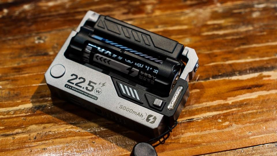 便利な3in1機能の双方向充電器。ガジェット好きのツボも突いてきてる