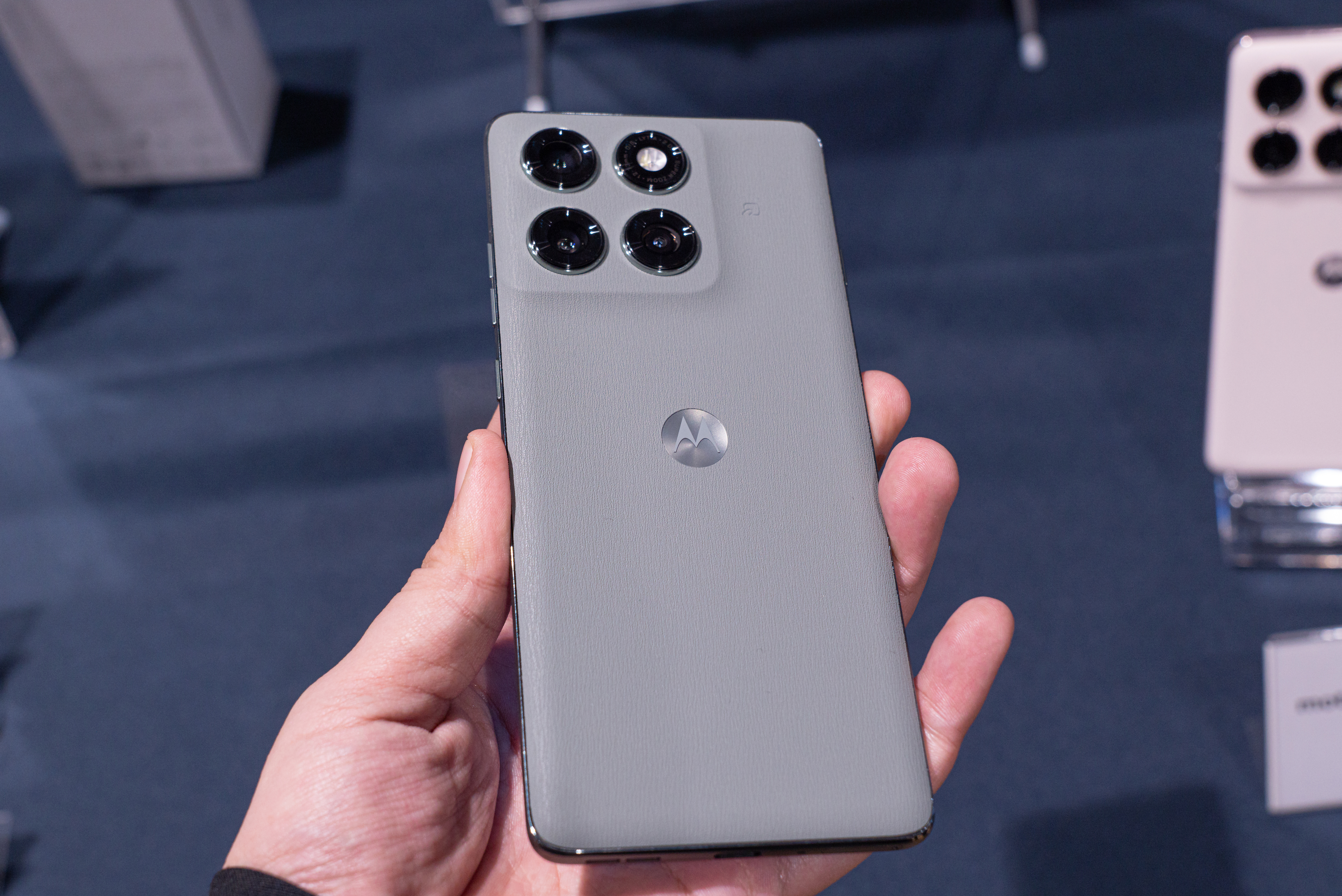 モトローラから「ちょうどいい高性能スマートフォン」。8万円で“十分に