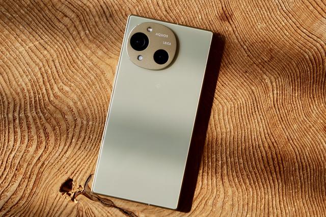 SHARP - AQUOS　SHARP　Rシリーズ　スマートフォン　　ハイエンド ハイエンドってこういうこと。実用的でカッコいいスマホを見つけ