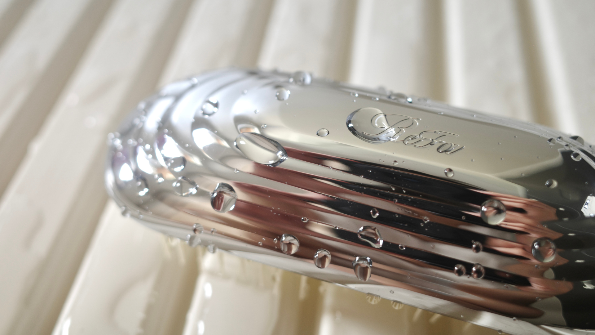 高いスパはもういらない。自宅シャンプーが「なでるだけ」で極上になるリファ