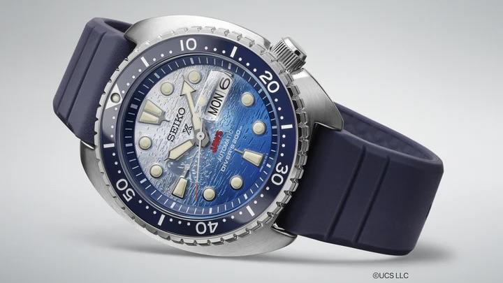 恐怖のジョーズが時計になった…。意外に型打ちグラデ文字盤が美しい