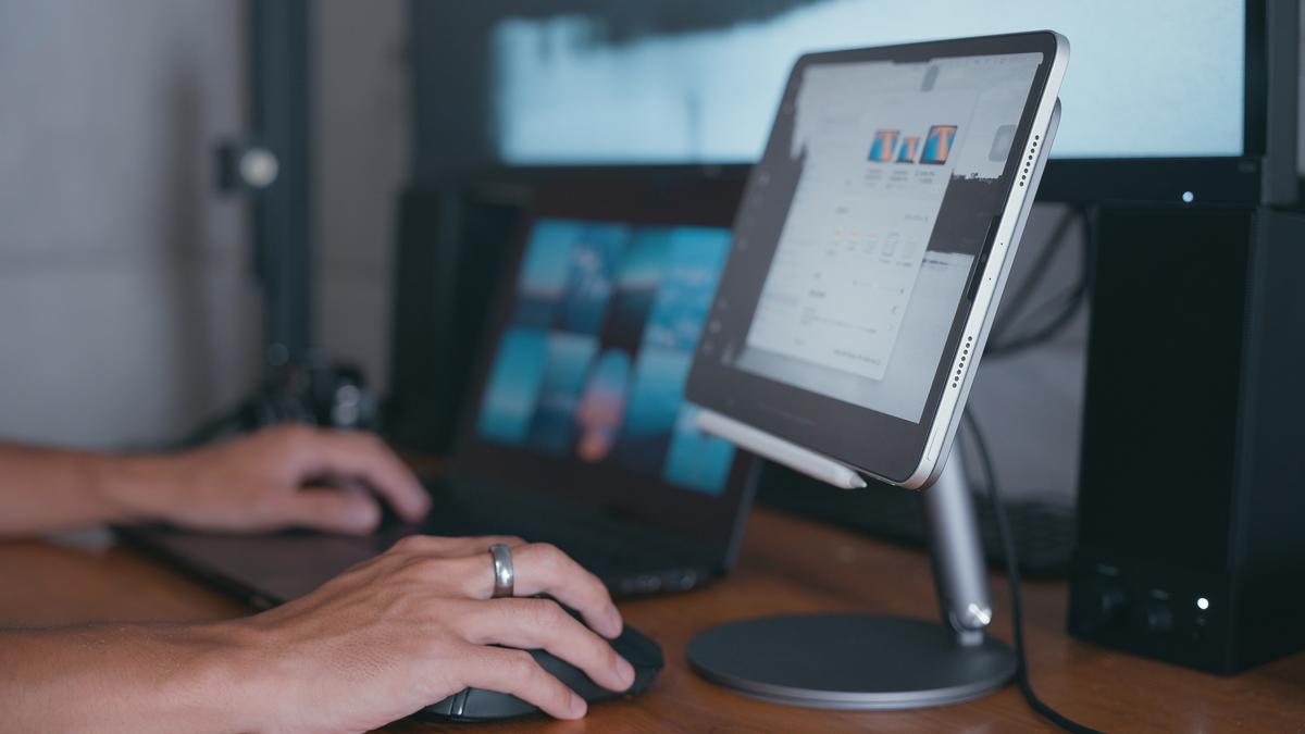 置くだけ充電と柔軟な角度調整が秀逸！「REDBEAN P2」はiPadの戦闘力が