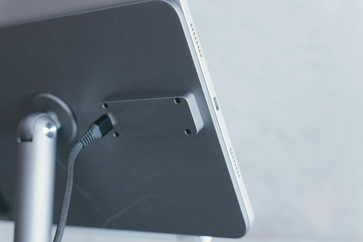 置くだけ充電と柔軟な角度調整が秀逸！｢REDBEAN P2｣はiPadの戦闘力が