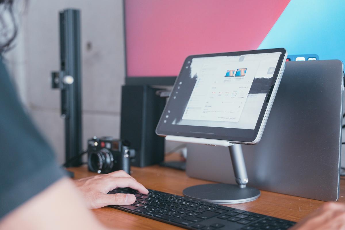 置くだけ充電と柔軟な角度調整が秀逸！「REDBEAN P2」はiPadの戦闘力が