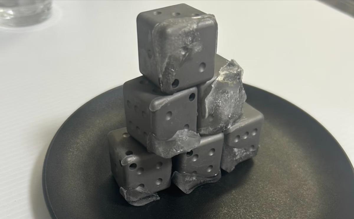 いま大人気のアイスキューブ。チタン製のちょっとリッチなやつ見つけ