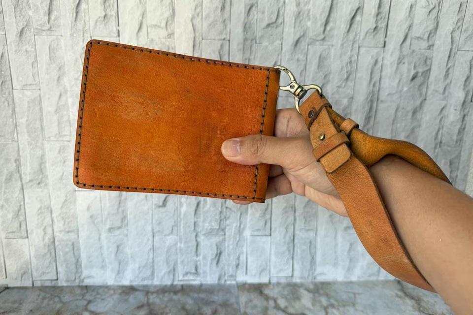 20ポケットで必需品を一元管理！キャメルレザー多機能ポーチなら探さ