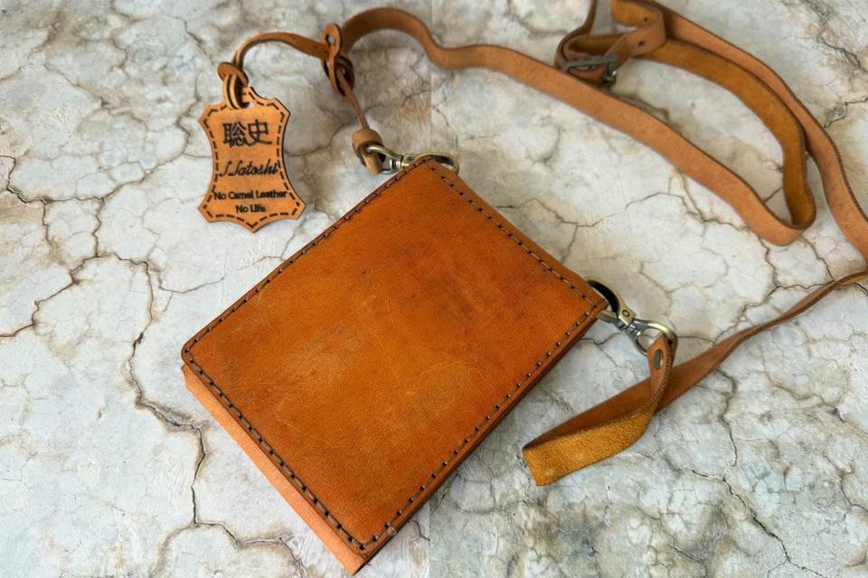 20ポケットで必需品を一元管理！キャメルレザー多機能ポーチなら探さ