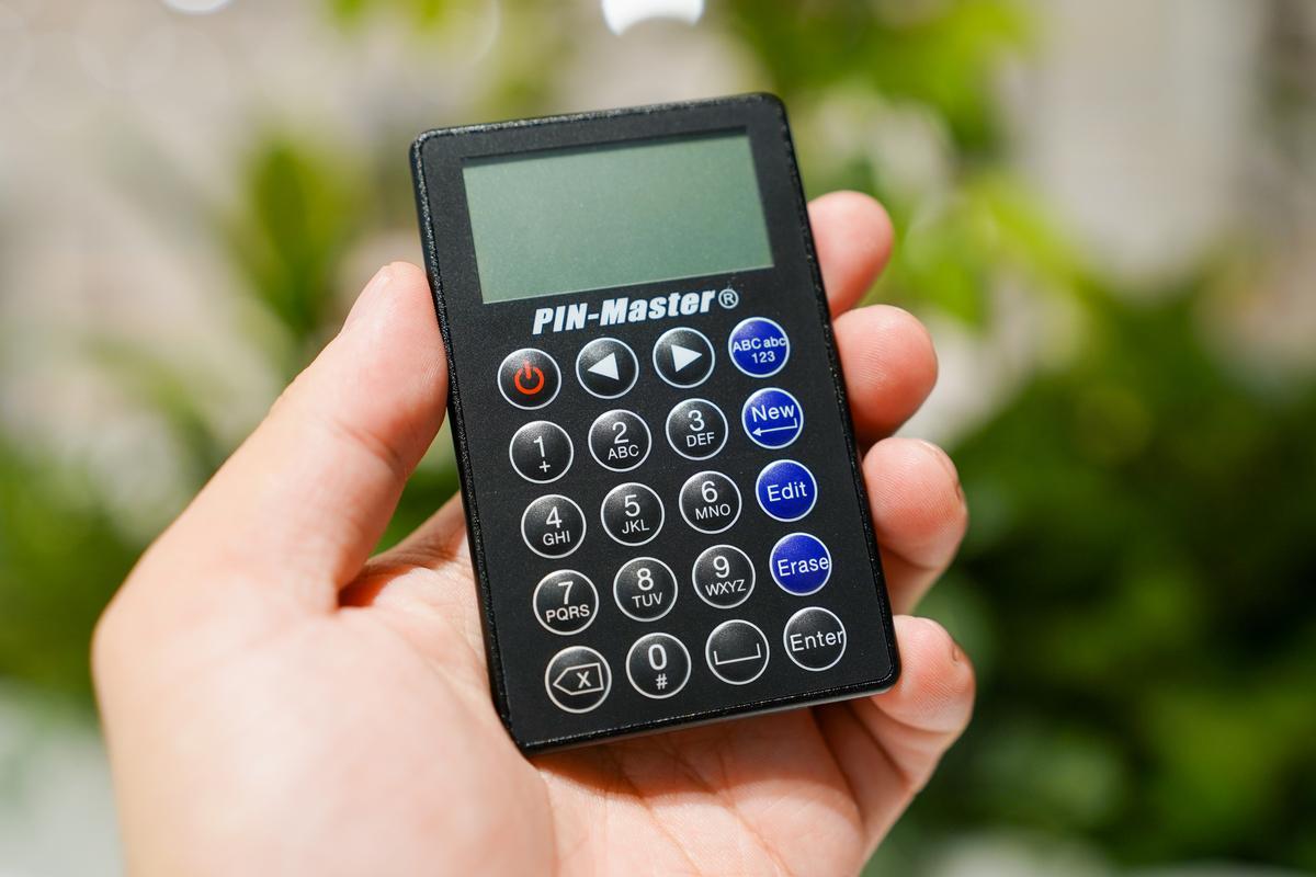 PIN-Master パスワード管理機 薄さ4mmのカードでパスワード管理をレベルアップ！ ハッキング不