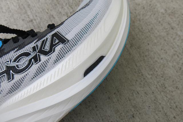 跳ねるような推進力。HOKAのカーボンプレート入りシューズは横ブレも