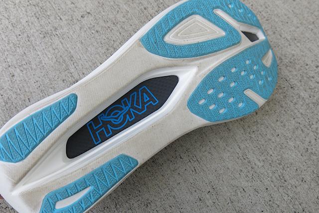 跳ねるような推進力。HOKAのカーボンプレート入りシューズは横ブレも