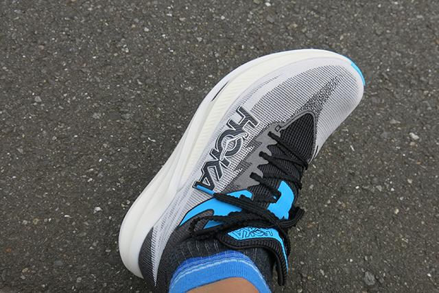 跳ねるような推進力。HOKAのカーボンプレート入りシューズは横ブレも