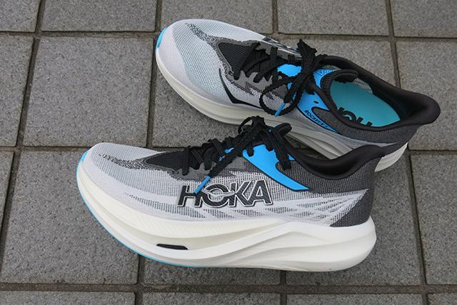 跳ねるような推進力。HOKAのカーボンプレート入りシューズは横ブレも