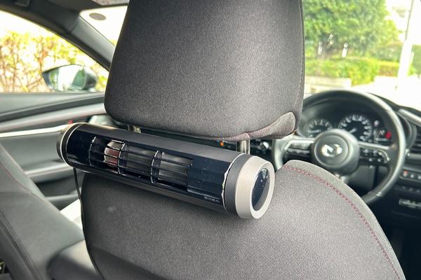 首元に冷風で体を冷やす。車内の室温も一気に下げられるクルマ用の扇風機