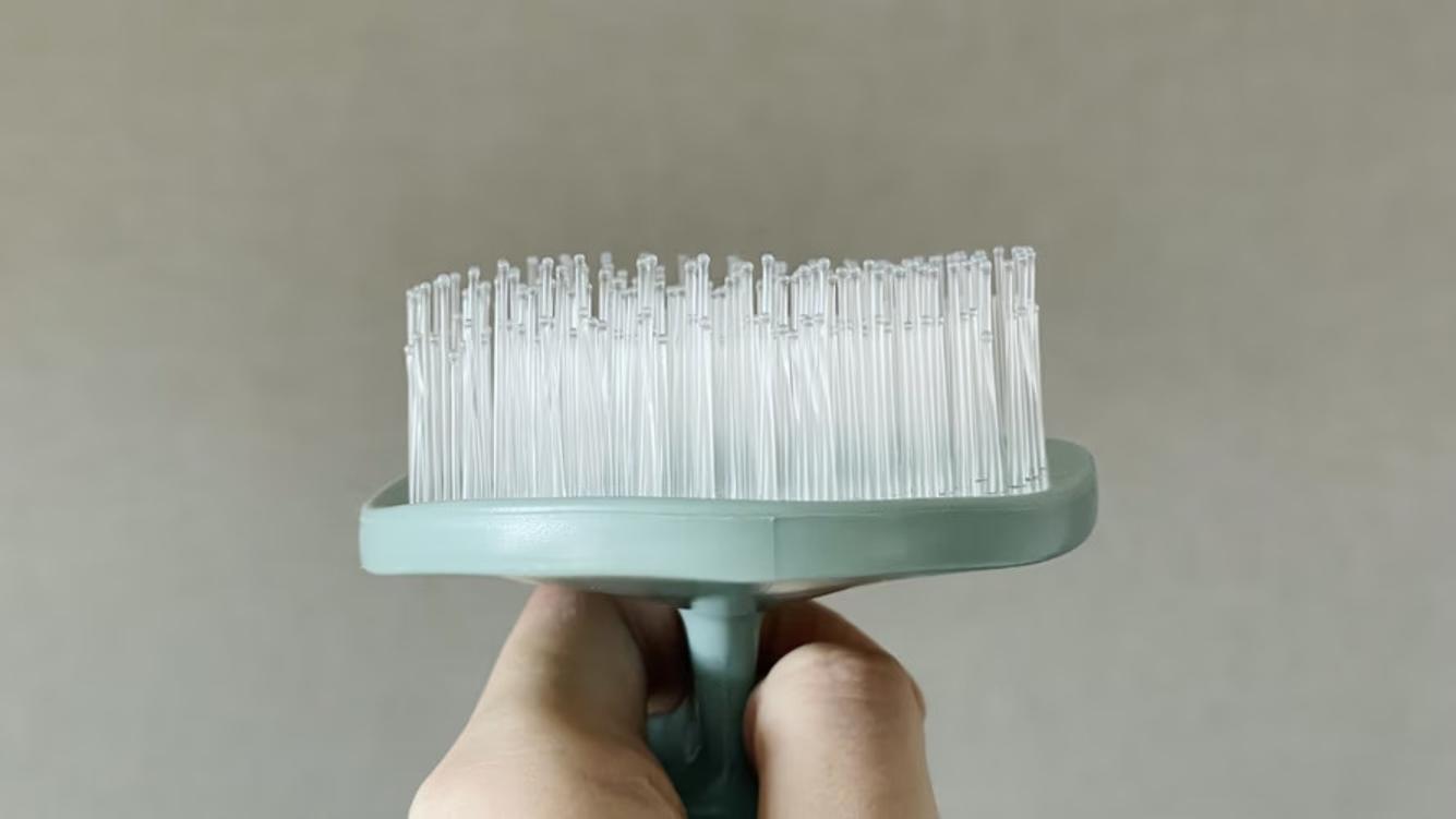 ガジェットになったヘアブラシ、プラズマクラスターで艶髪へ