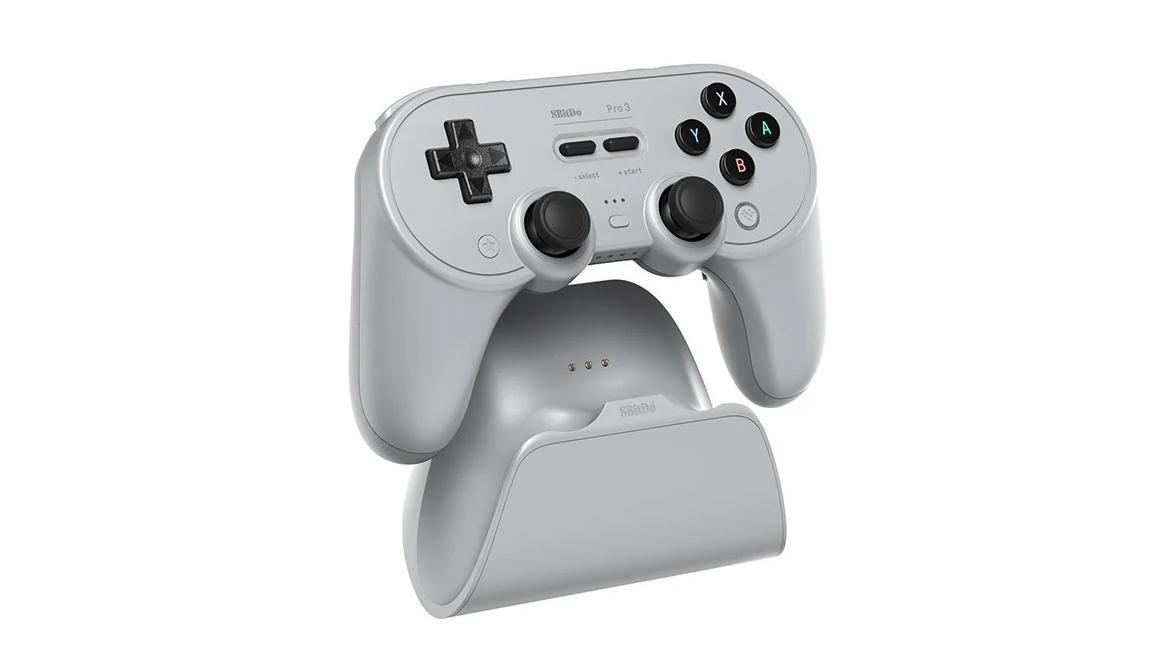ボタン交換できるコントローラーだから、スイッチでもXboxでも使い回せるんだ