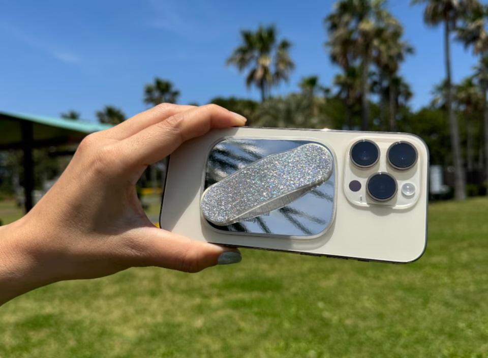 360度回転のシームレスさ。次世代スマホグリップでスマホの操作性は