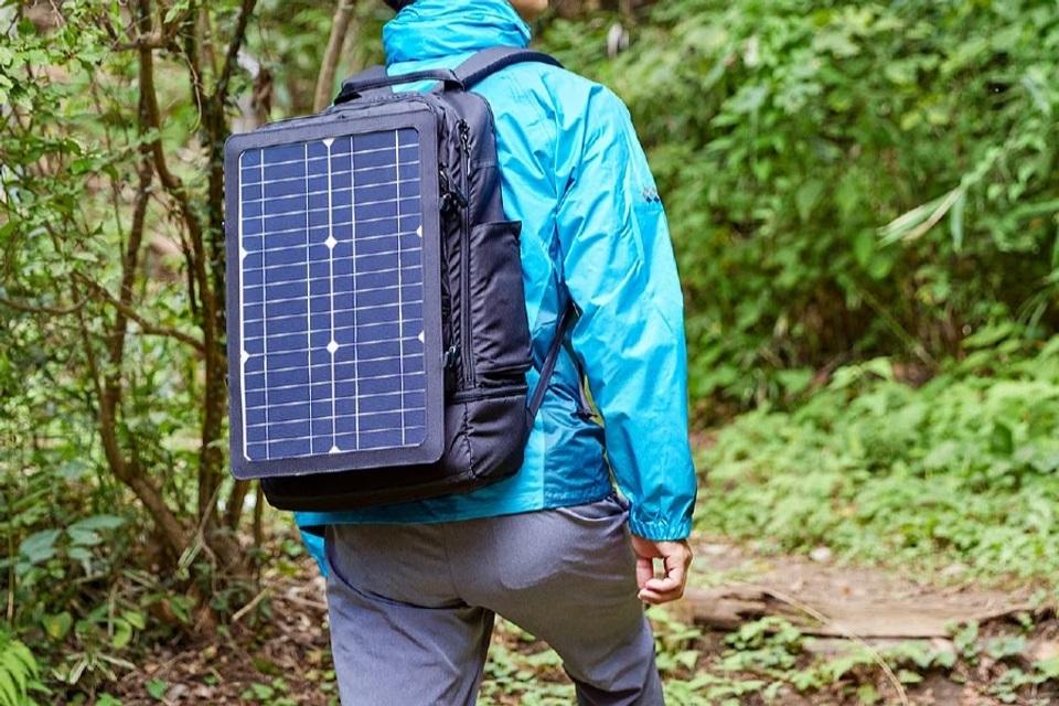 合理的すぎるバックパック。ソーラーパネルで背負いながら充電できます