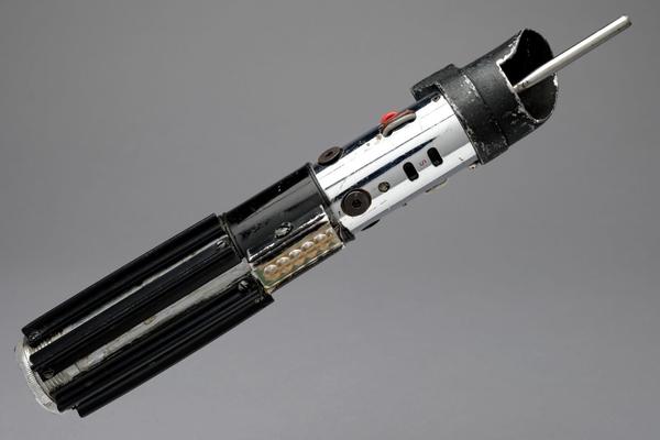 ダースベーダーとルークの対決で使用されたライトセーバー、落札予想 