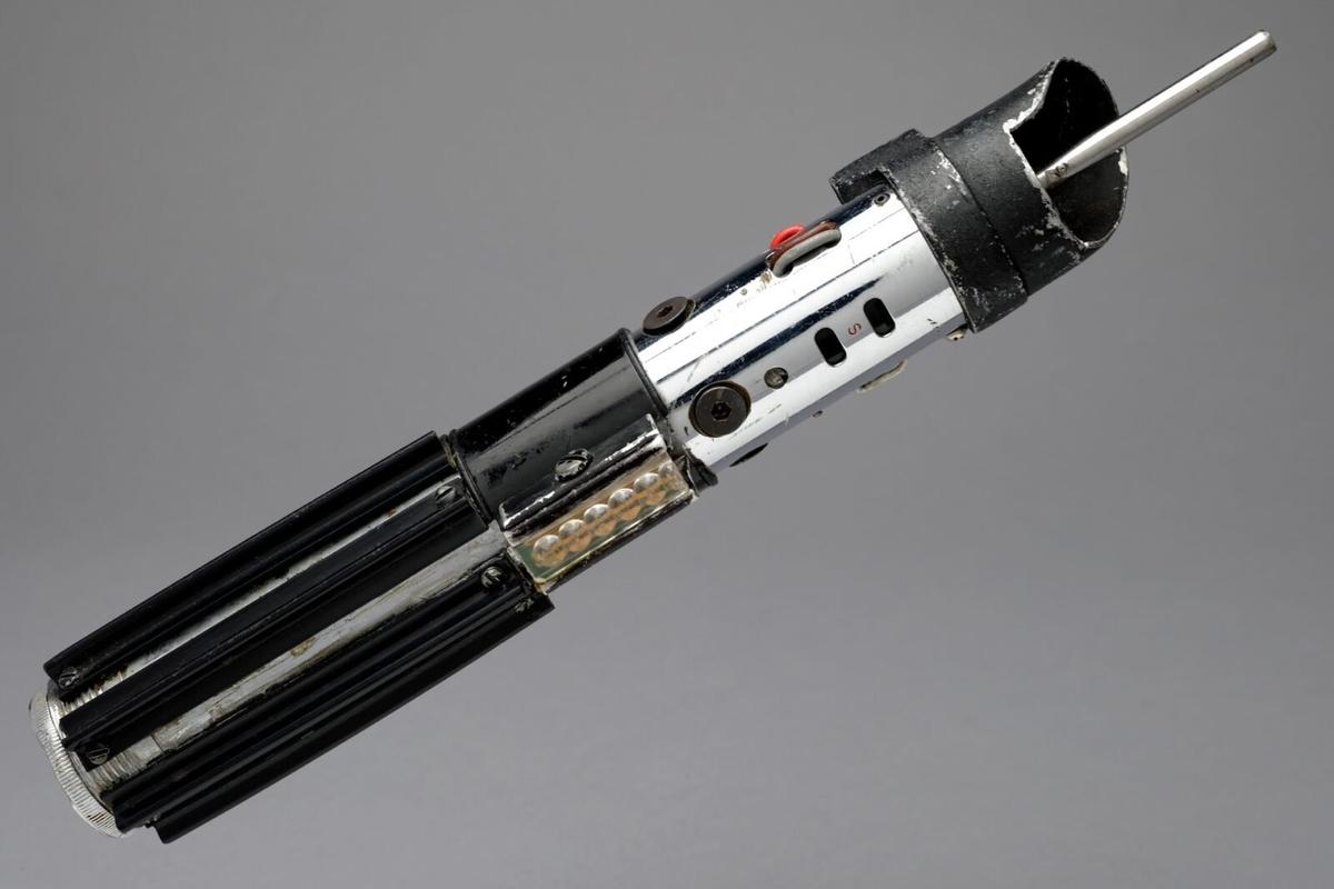 ダースベーダーとルークの対決で使用されたライトセーバー、落札予想 