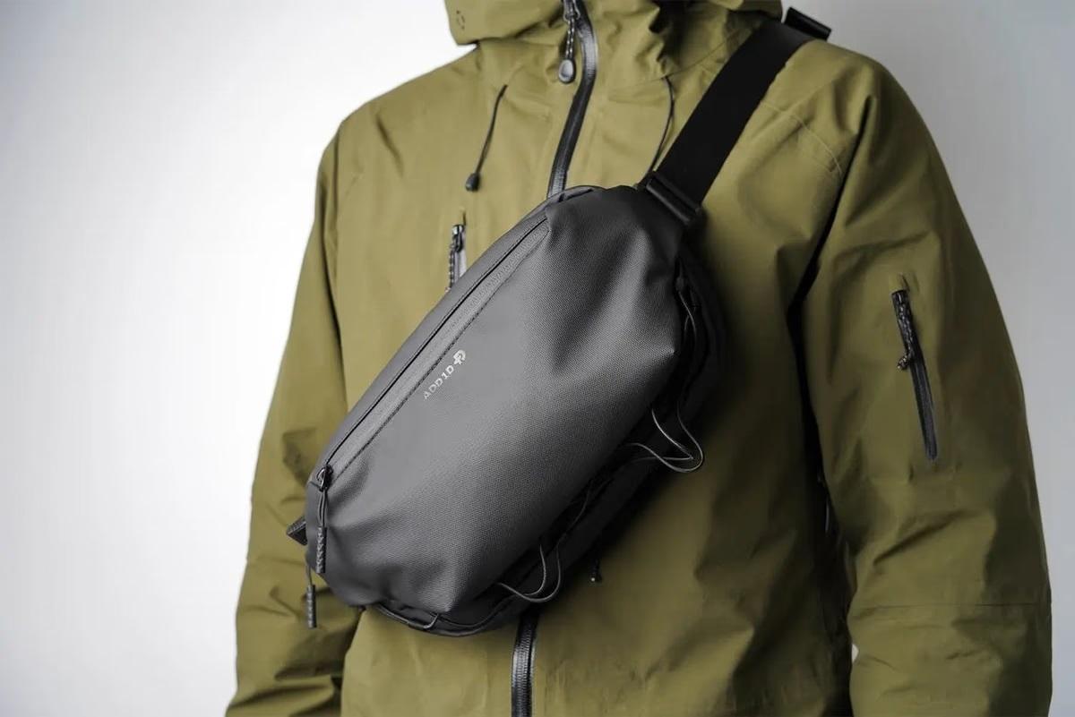 伸縮リールキーホルダー付き。荷物の量に応じて容量が広がるスリングバッグKangaroo Sling